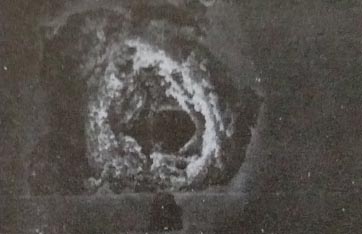 鋁型材陽(yáng)極氧化電解著色中發(fā)生剝落初期階段的表面SEM形貌圖